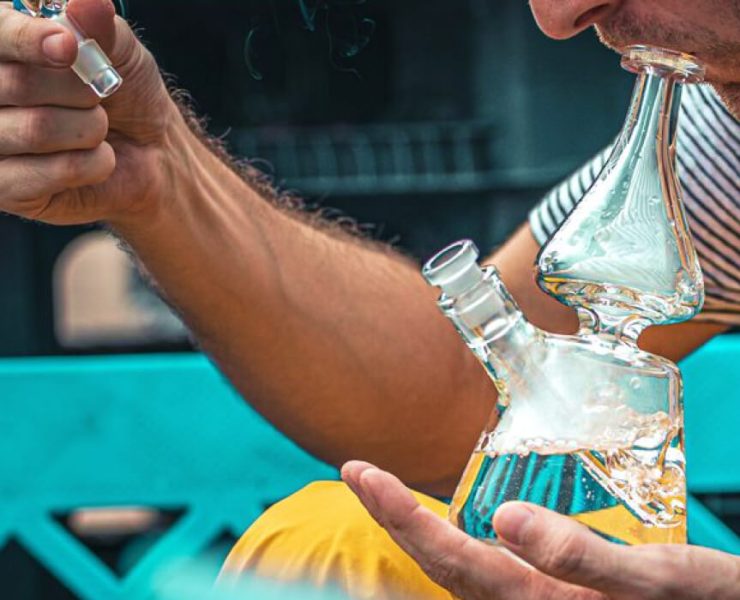 how does a bong work